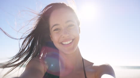 Schönes-Junges-Hübsches-Mädchen,-Das-Bei-Sonnenuntergang-Am-Strand-Ein-Selfie-Macht-Und-Einen-Kuss-Bläst