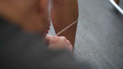 measuring leg muscle with tape measure