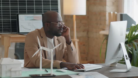 Afroamerikanischer-Ingenieur-Für-Erneuerbare-Energien,-Der-Im-Büro-Arbeitet