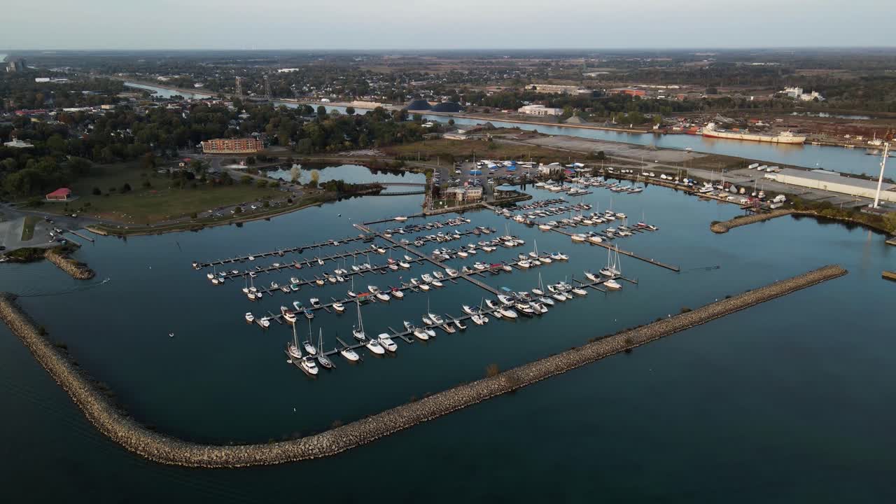 vista aérea de los barcos en el puerto deportivo en el lago erie