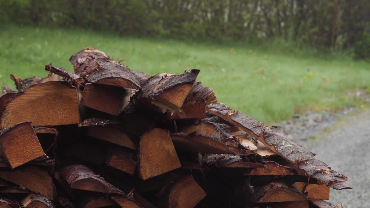 마당 에 쌓인 연료 나무. 클로즈업