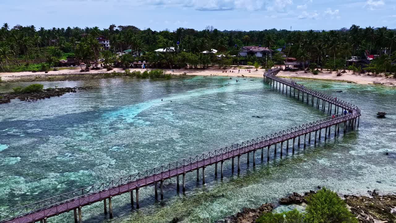 Sorvolo della passerella al Cloud 9 Resort sull'isola di Siargao, Cloud 9 Drive, General Luna, Surigao del Norte, Filippine. Ripresa aerea.