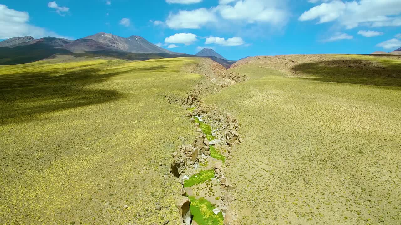la cordillera se cierra en un acantilado y una zona montañosa cerca del trópico de capricornio, cerca de san pedro de attacama en el norte de chile.
