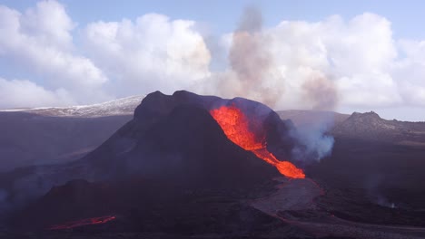 la dramática erupción volcánica del volcán fagradalsfjall en la península de reykjanes en islandia