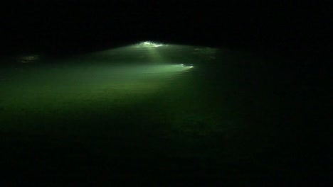 Buceo-Nocturno-En-Un-Río-Visto-Desde-Arriba