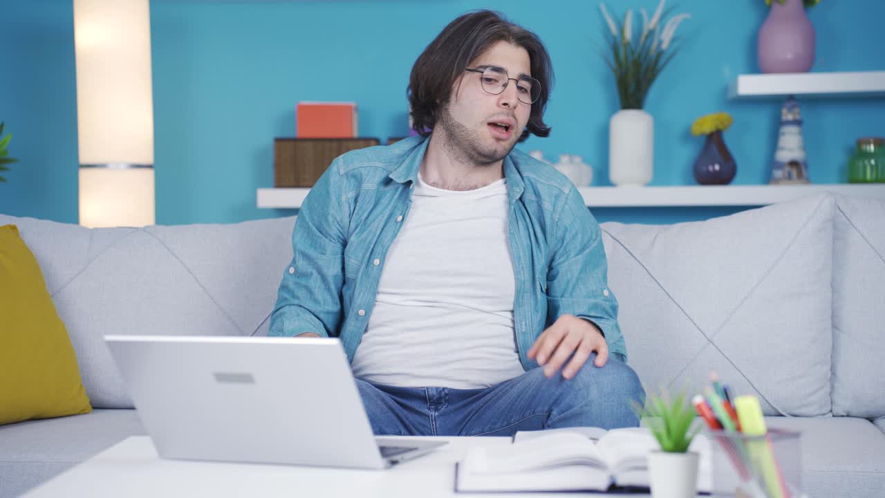 frustrado, el joven entra en pánico y se preocupa.