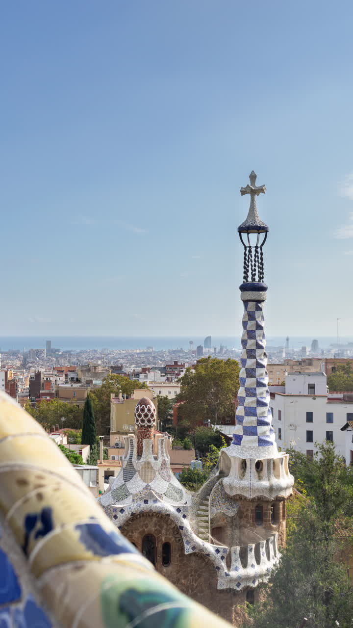 Tidsforløb af Barcelonas skyline filmet fra Parc Güell i vertikalt format.