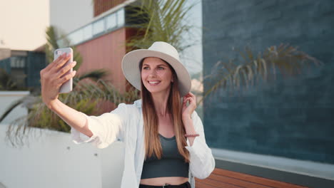 mujer tomando una selfie al aire libre