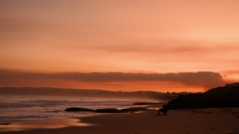 increíble puesta de sol naranja paralela a la playa