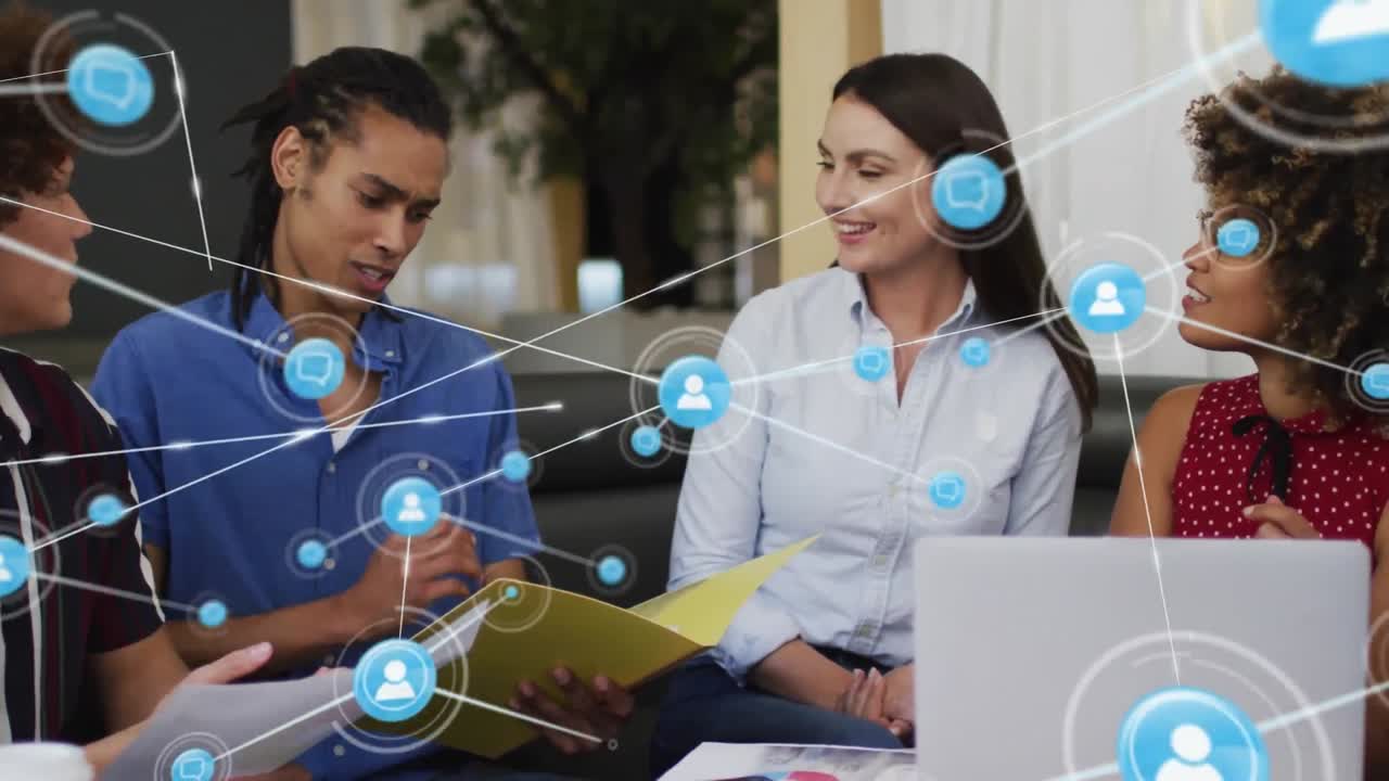 animación de iconos y conexiones sobre diversas personas de negocios en la oficina