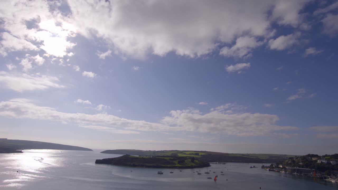 물 위의 구름이 많은 하늘