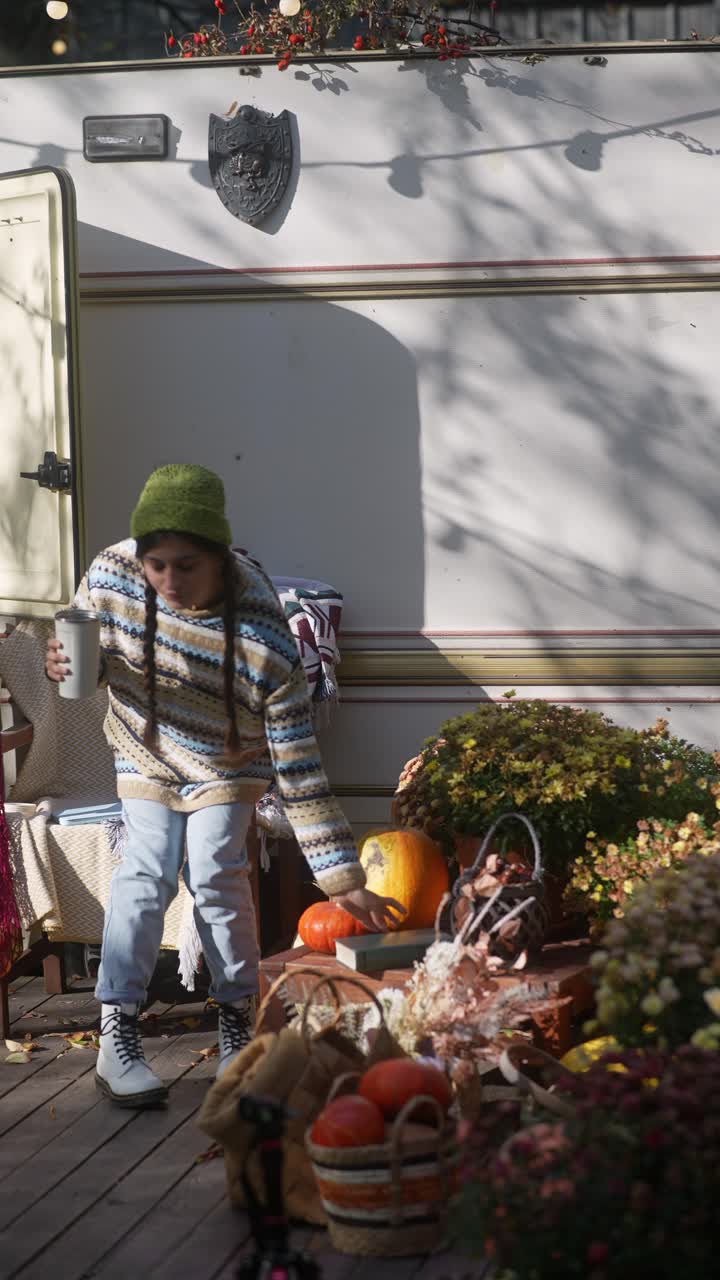 mujer disfrutando de café al aire libre por una furgoneta