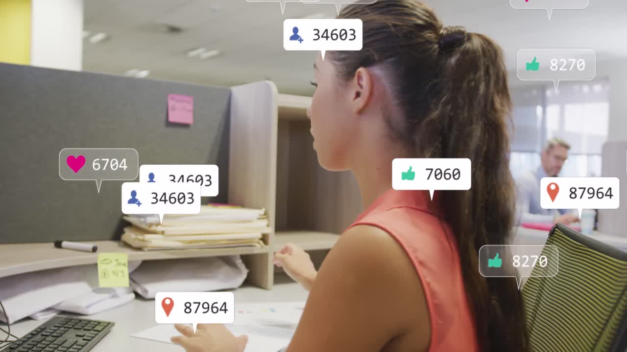 animación de notificaciones de redes sociales procesamiento de datos sobre mujer caucásica que trabaja en un escritorio