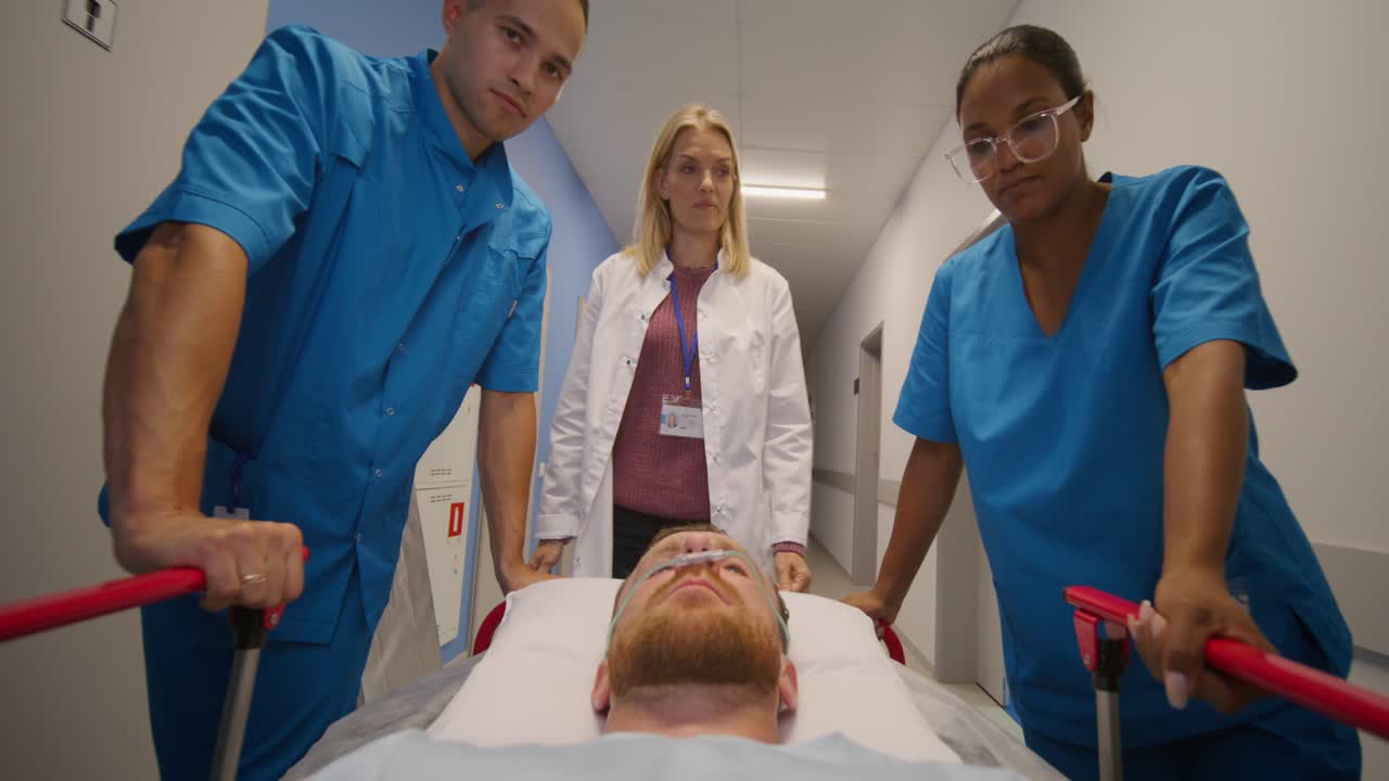 personal médico que transporta al paciente en el pasillo del hospital