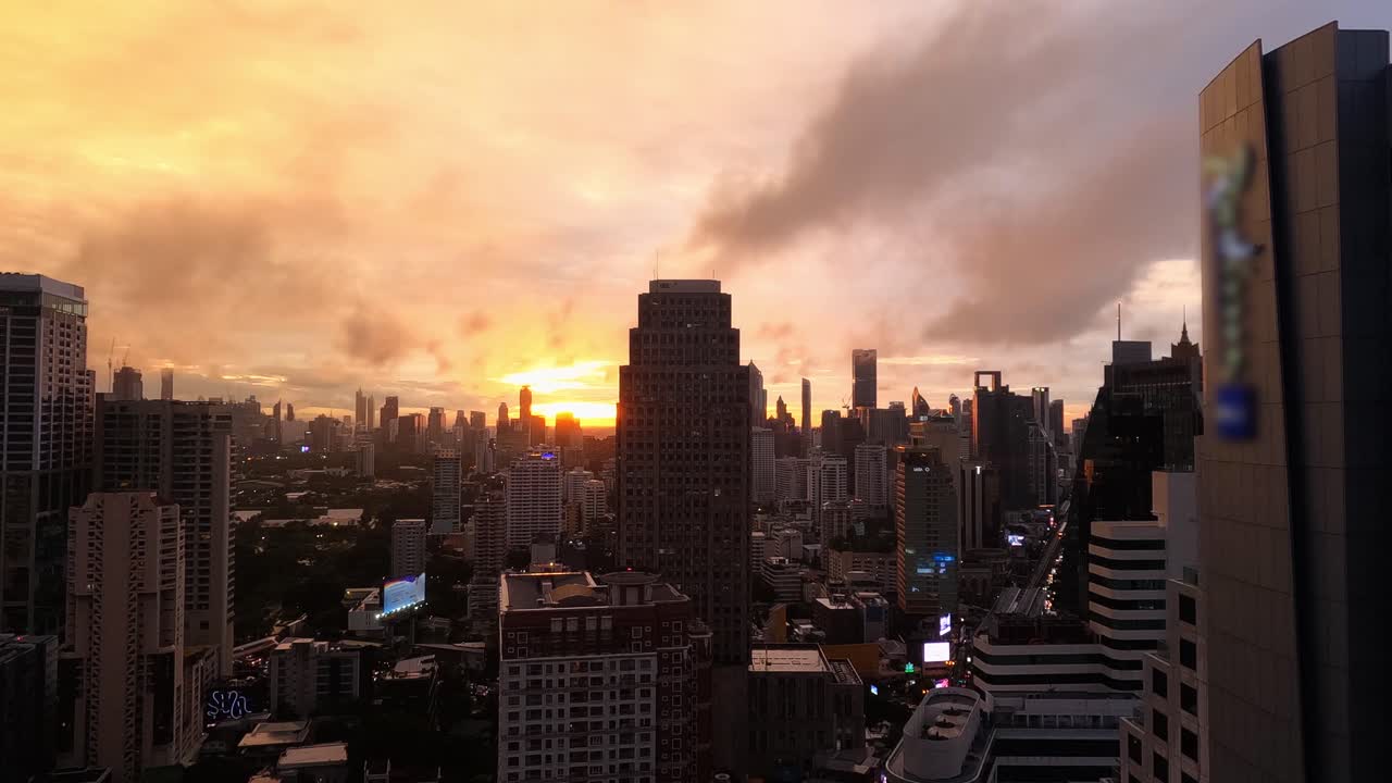 Vídeo em hyperlapse ao pôr do sol de arranha-céus altos em uma metrópole