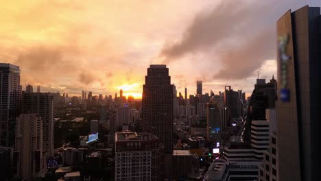 Hyperlapse-Aufnahme-Bei-Sonnenuntergang-Von-Hohen-Wolkenkratzern-In-Der-Metropole