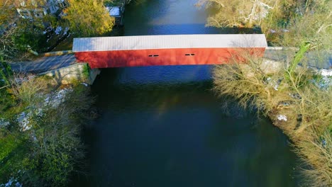 Blick-Aus-Der-Luft-Auf-Eine-überdachte-Brücke-In-Lancaster-County,-Pennsylvania,-Wie-Sie-Von-Einer-Drohne-Aus-Gesehen-Wird