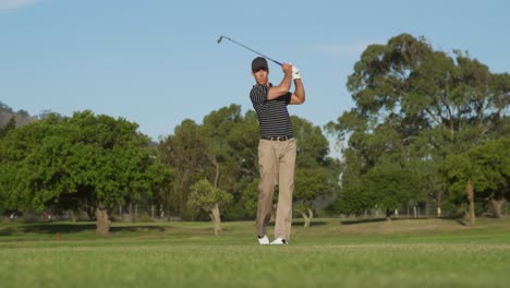 Jugador-De-Golf-Golpeando-La-Pelota-Con-Su-Palo.