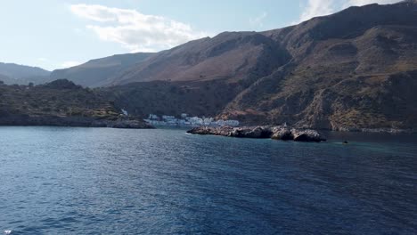 vista desde un barco de la llegada al impresionante y aislado pueblo de loutro incrustado en las montañas