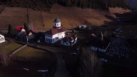 iglesia ortodoxa de un hermoso pueblo de montaña en otoño