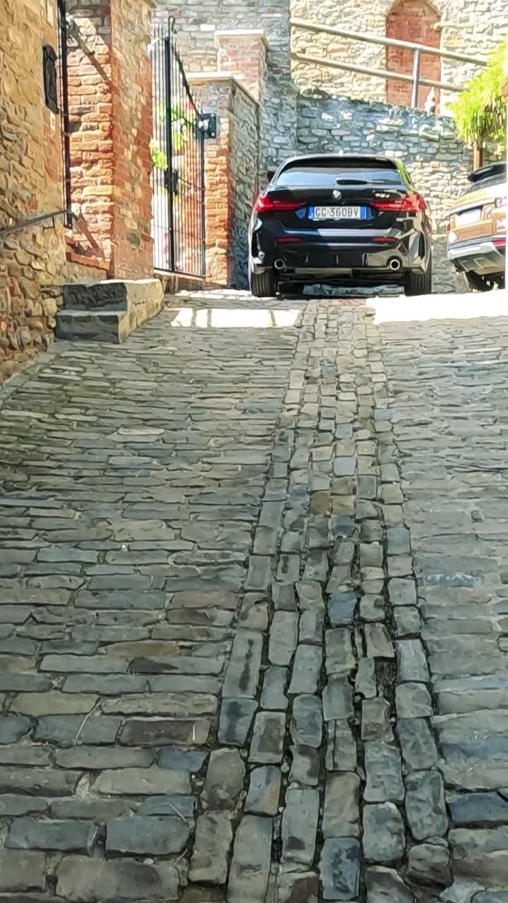 시골 건축물로 된 매력적인 자갈로 된 골목길