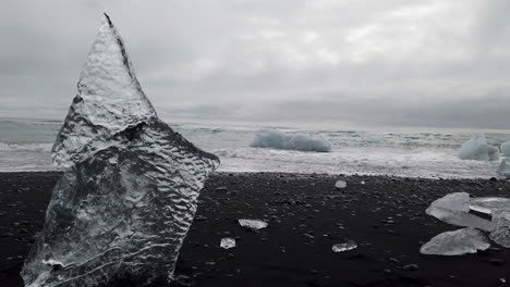 Fantástica-Toma-De-Un-Trozo-De-Hielo-Que-Proviene-De-Icebergs-De-Glaciares