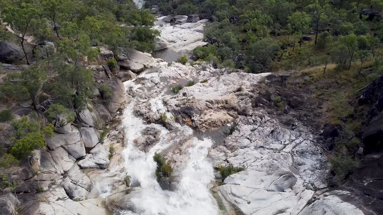 antena sobre un pequeño hoyo para nadar en las cataratas de emerald creek