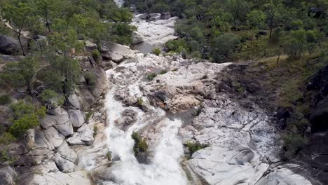 Antena-Sobre-Un-Pequeño-Hoyo-Para-Nadar-En-Las-Cataratas-De-Emerald-Creek