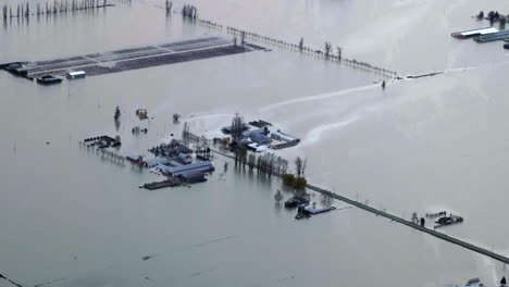 壊滅的な洪水の後、浸水した農場、ブリティッシュコロンビア州、上空からの眺め