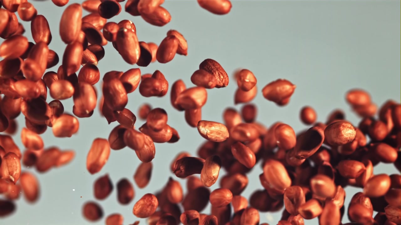 Arachidi sgusciate che cadono in super slow motion