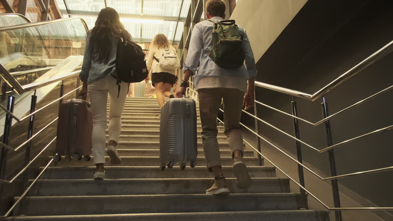 pasajeros subiendo las escaleras con equipaje