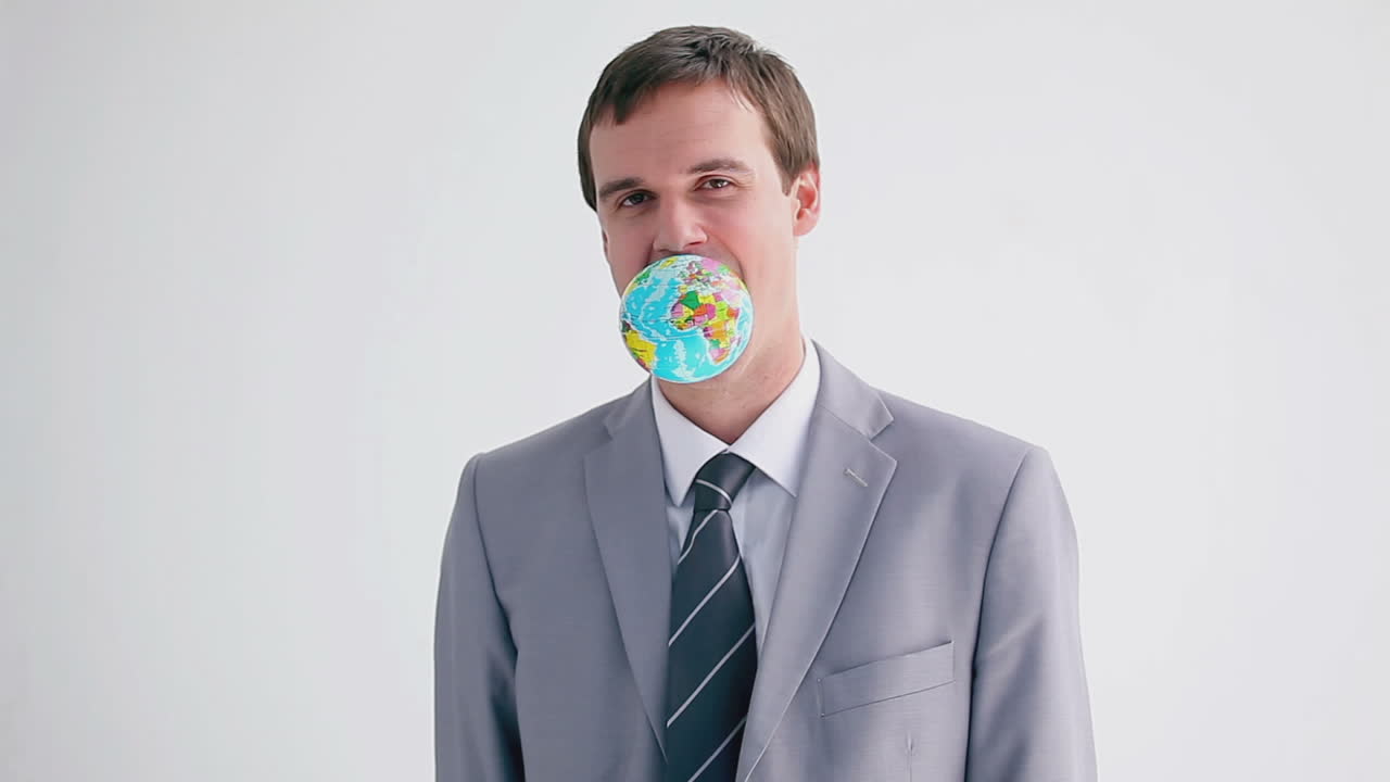 행복 한 임원 은 입 으로 지구 를 들고 있다