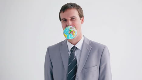 ejecutivo feliz sosteniendo un globo con su boca