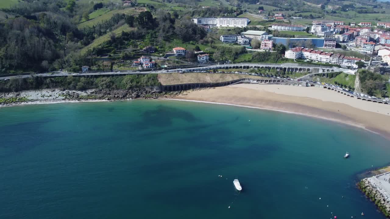 Villaggio di pesca e agricoltura sul Golfo di Biscaglia, costa settentrionale della Spagna.