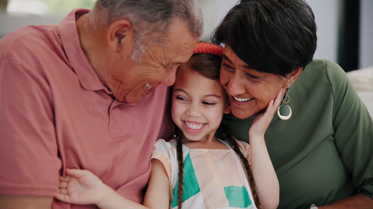 Felicità, amore e nonni con bambino su un divano