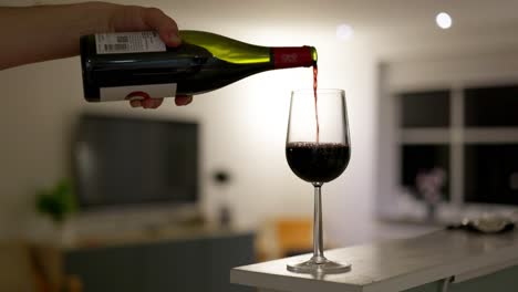 el vino se vierte en la copa de vino