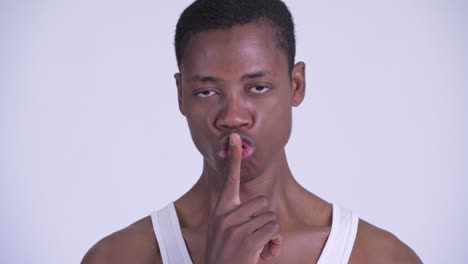 joven y guapo hombre africano