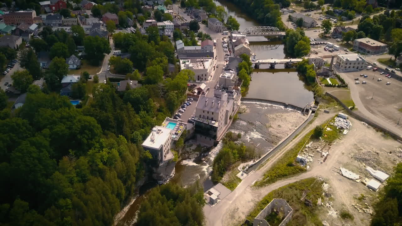 그림 같은 엘로라 협곡이 있는 온타리오 주 엘로라의 매력적인 작은 마을에 있는 대강을 따라 공중