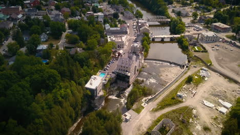antena a lo largo del gran río en la encantadora y pequeña ciudad de elora, ontario, hogar del pintoresco desfiladero de elora
