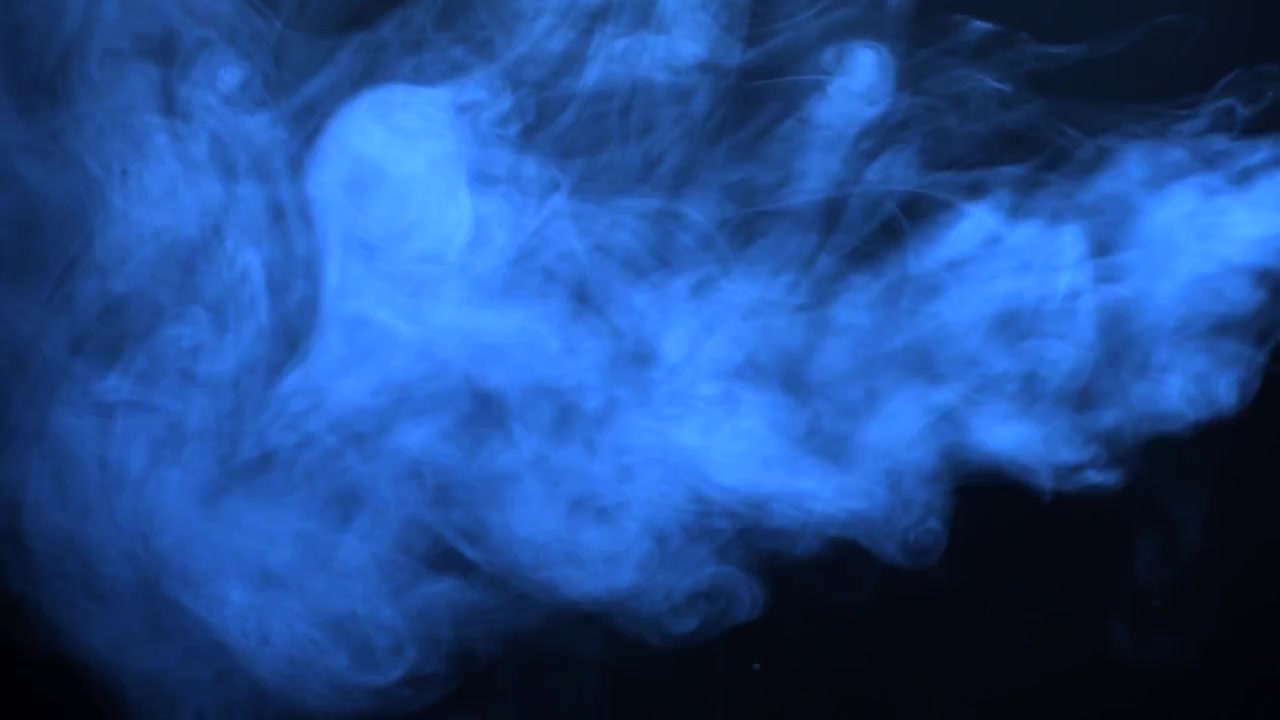 Fumo blu in ambiente scuro