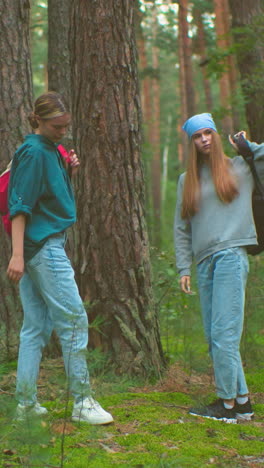 los excursionistas cierran sus maletas en un paisaje de bosque exuberante, preparándose para una aventura al aire libre, rodeados de árboles altos y vegetación vibrante, cierran sus bolsas con seguridad y se preparan para continuar su caminata