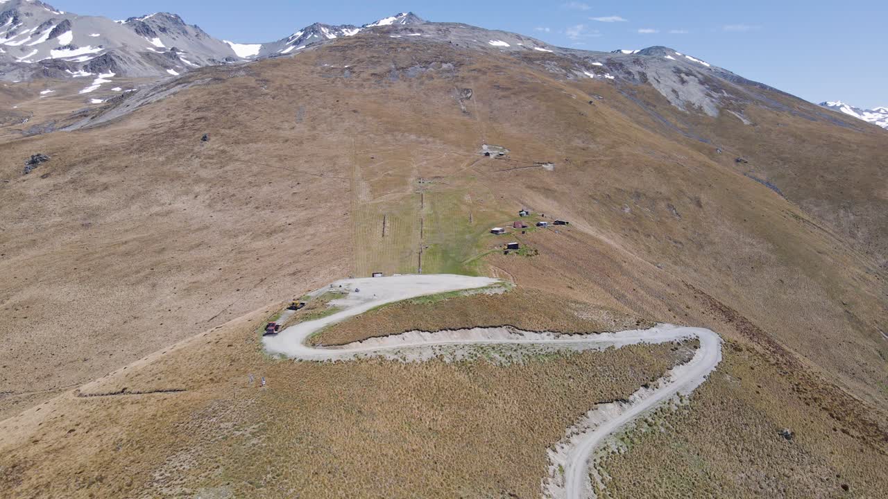 뉴질랜드 페어리에 있는 화창한 봄날 폭스 피크 스키장의 공중 전망