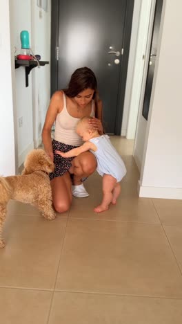 madre y bebé jugando con el perro en casa