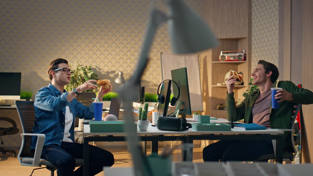 행복한 프리랜서들이 점심을 먹고 사무실에서 재미를 느끼고, 동료들이 피자를 즐기고