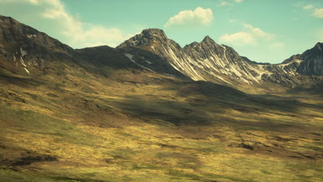 Paisaje-De-Otoño-De-Kazajstán-Con-Hierba-Seca-Y-Montañas