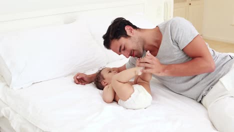 padre guapo jugando con su bebé