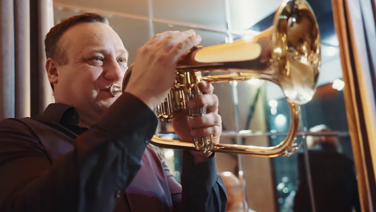 Musicista professionista che suona una tromba d'oro a un evento dal vivo