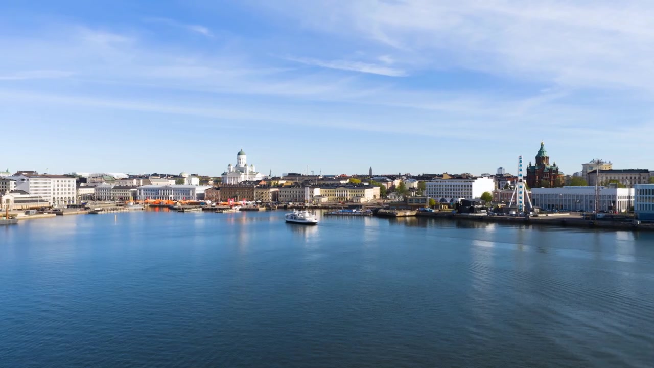Time-lapse in movimento realizzato con drone di traghetti in navigazione davanti al Porto Sud di Helsinki