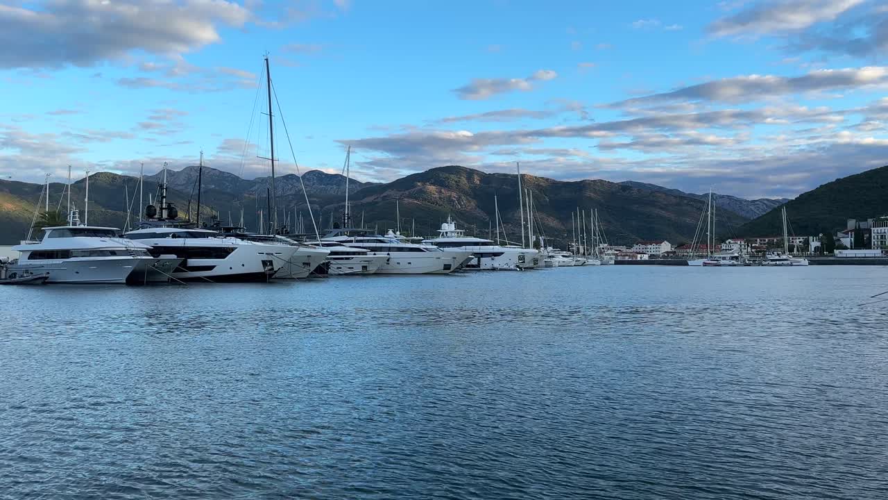 Tivat, città portuale costiera, porto, Montenegro, Balcani, Baia di Cattaro (Boka), yacht di lusso, shopping.