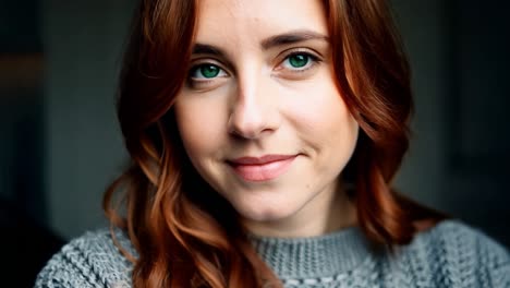 retrato de una mujer joven con cabello rojo y ojos verdes